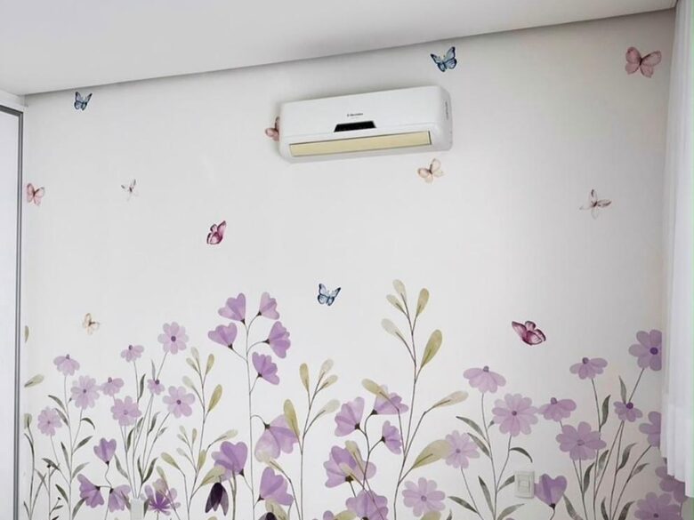 Parede com papel de parede floral e borboletas