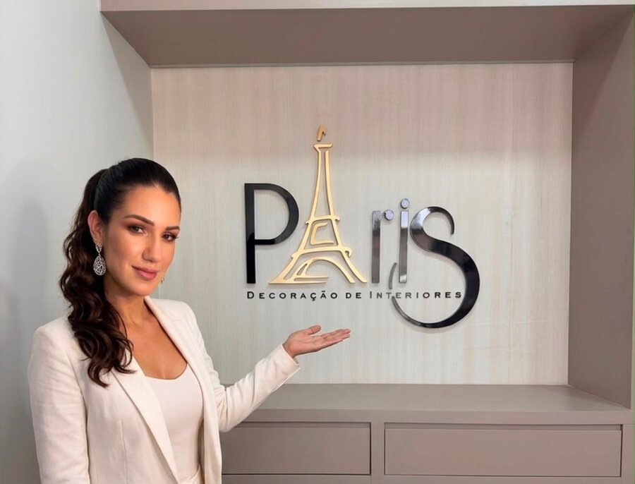 Vitrine da Paris Decoração de Interiores, com a logo em relevo na parede